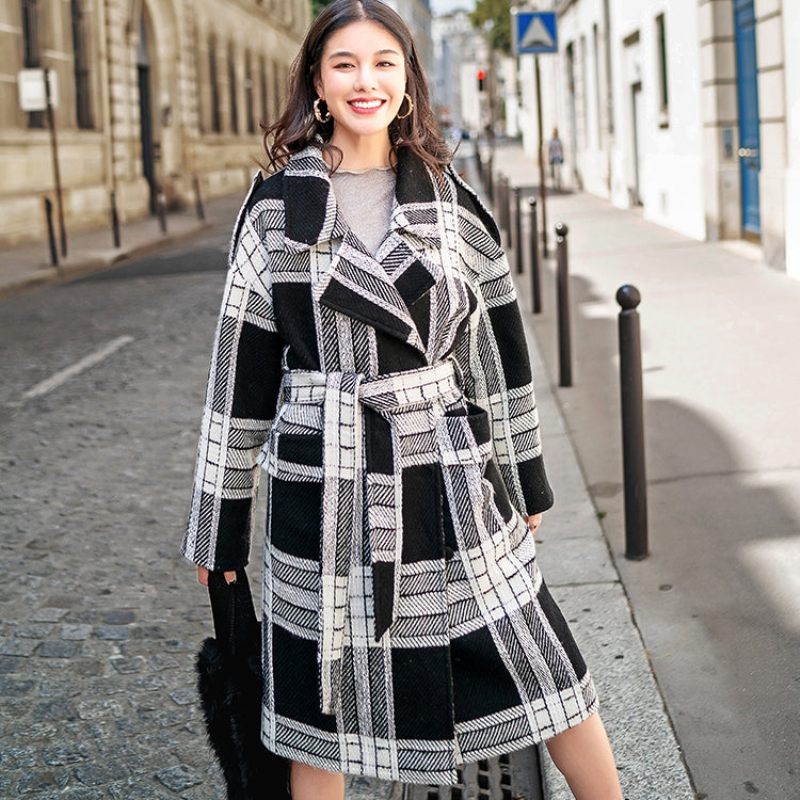 Luksus Sort Hvid Plaid Frakke Plus Størrelse Notched Wool Coat Boutique Bindebånd I Talje Uld